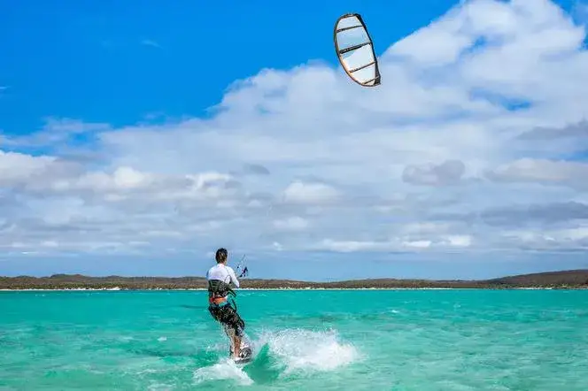 Jak pływać na kitesurfingu: uniknij najczęstszych błędów początkujących