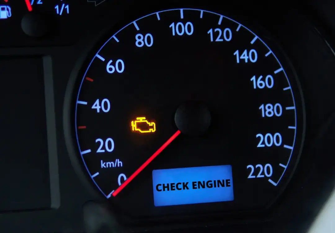 Kontrolka "Check Engine" świeci się na desce rozdzielczej. Dowiedz się, jak skasować błąd check engine bez komputera.