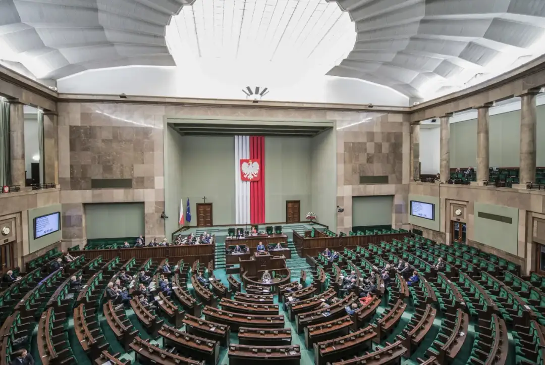 Jak zapisać się do partii politycznej w Polsce? Poradnik