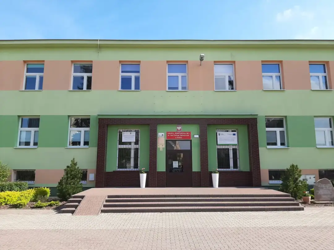 Szkoła w Łowisku - historia, oferta edukacyjna i kontakt z placówką
