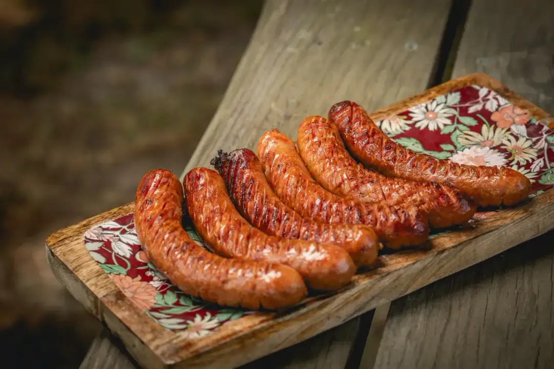 Idealna kiełbasa na grilla, rumiana i soczysta, czeka na rozkoszowanie się smakiem.