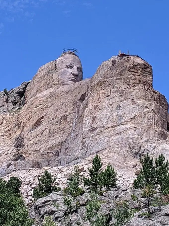 Szalony koń rzeźba: Historia, znaczenie i kultura Crazy Horse