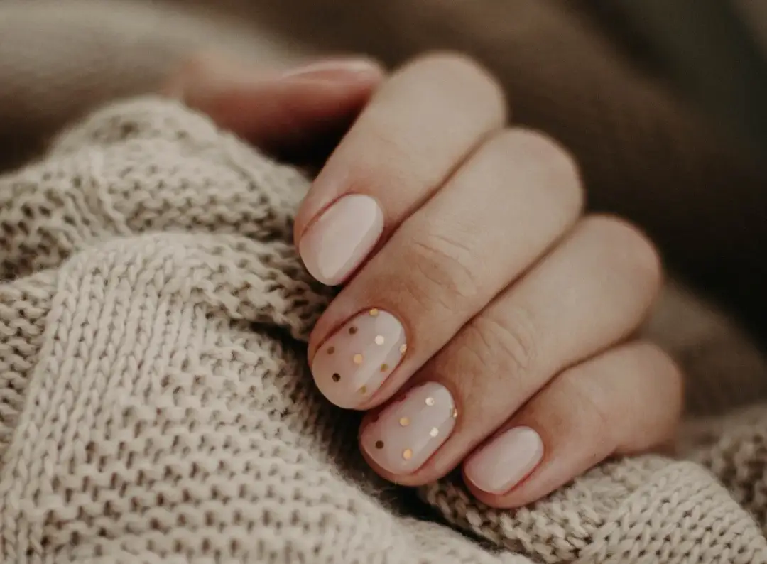 Wzory paznokci hybrydowych: Trendy, inspiracje i jak zrobić je samemu