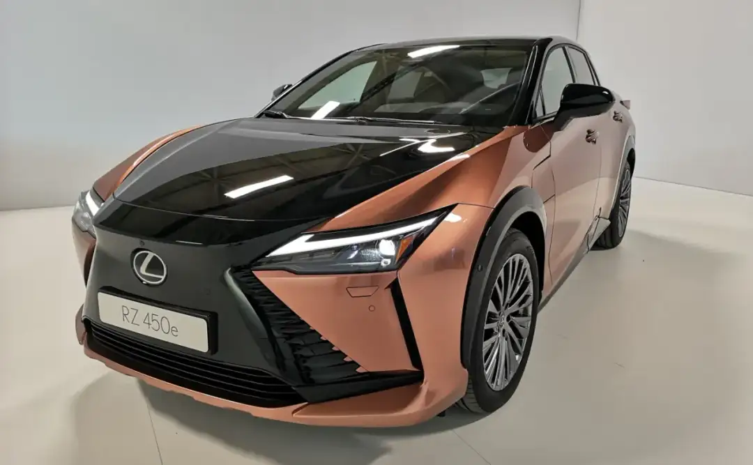 Elegancki Lexus RZ 450e w miedziano-czarnym kolorze, z ostrymi liniami i nowoczesnym designem, gotowy na podbój dróg.