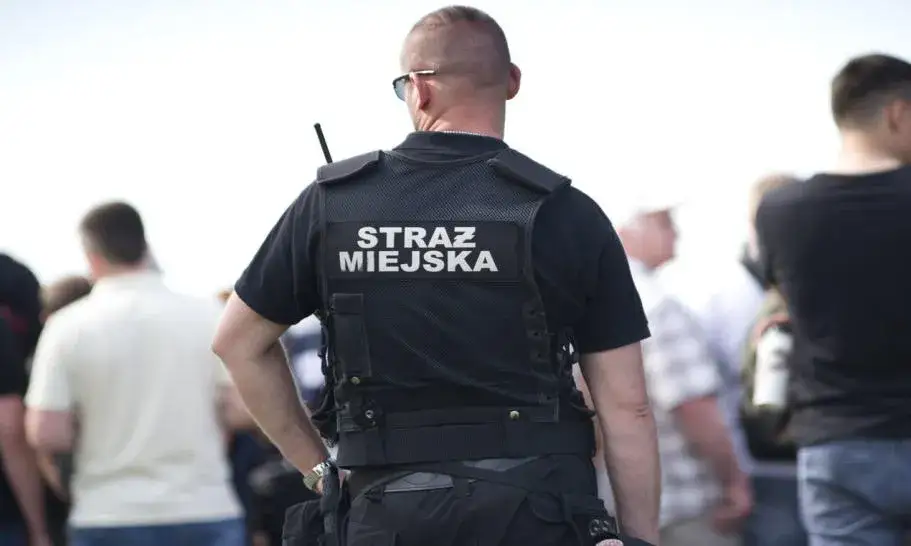 Umundurowanie straż miejska - szczegóły i regulacje, które musisz znać