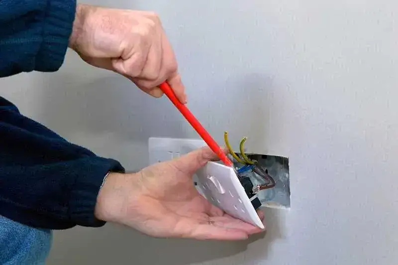 Ile za elektrykę w domu? Sprawdź koszty i uniknij nieprzyjemnych wydatków
