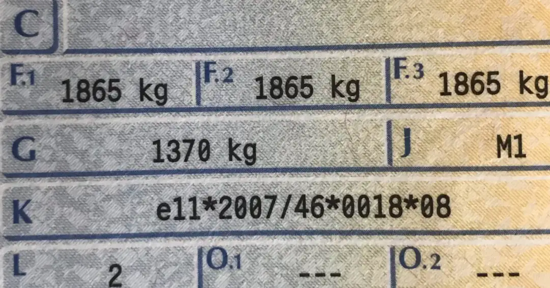 DMC 1865 kg w dowodzie rejestracyjnym. Masa własna 1370 kg, kategoria M1.