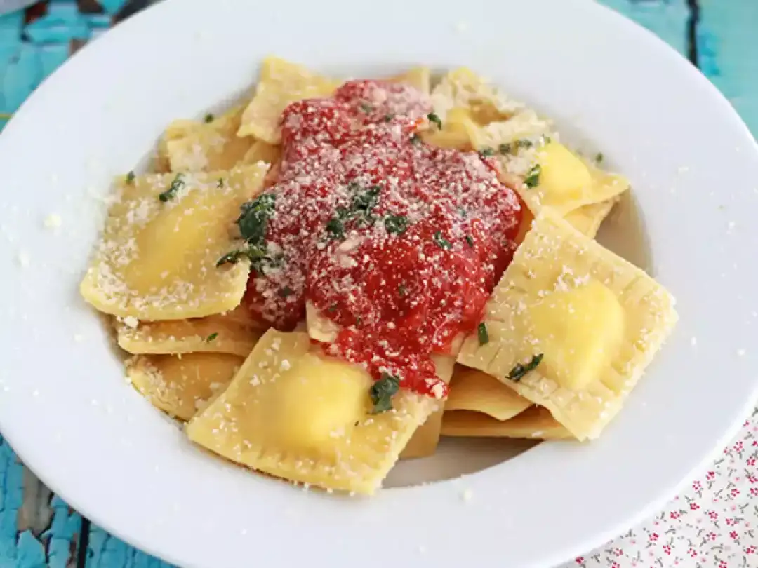 Domowe ravioli z ricottą: Przepis krok po kroku i sekretny sos