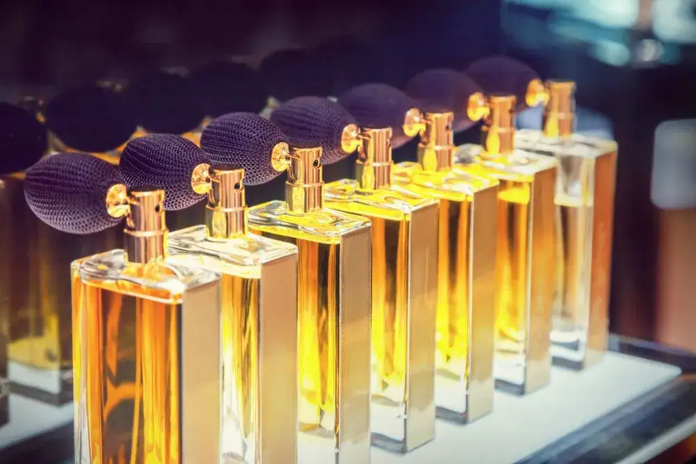 Dlaczego perfumy na mnie nie pachną? Odkryj przyczyny braku zapachu