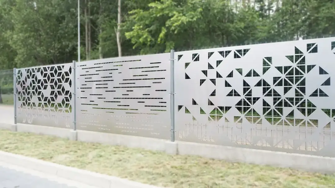 Nowoczesne przęsło ogrodzeniowe ocynkowane z geometrycznymi wzorami.