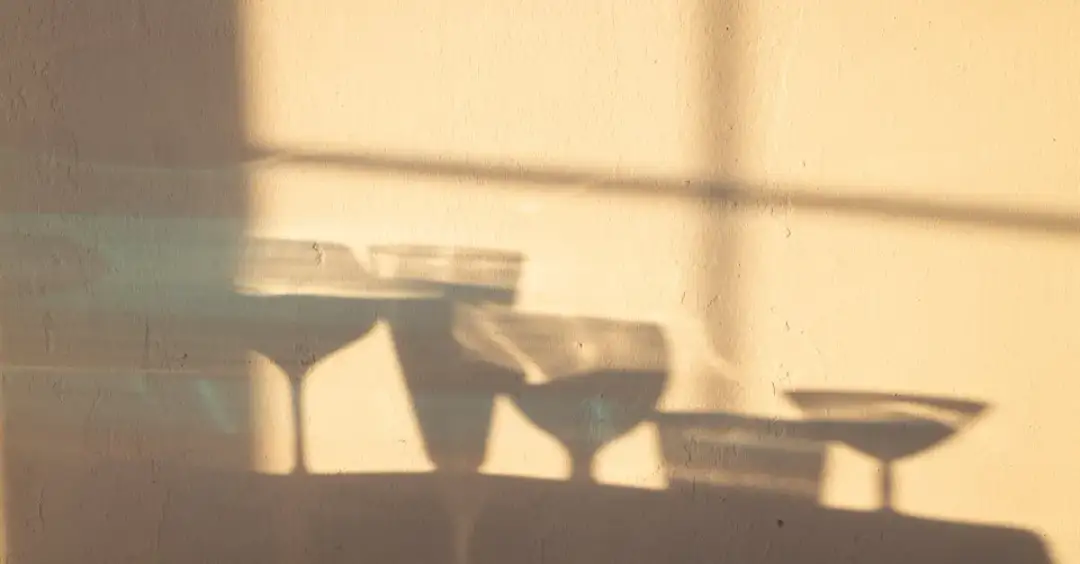 Dlaczego pojawia się kac moralny po alkoholu? Naukowcy badają