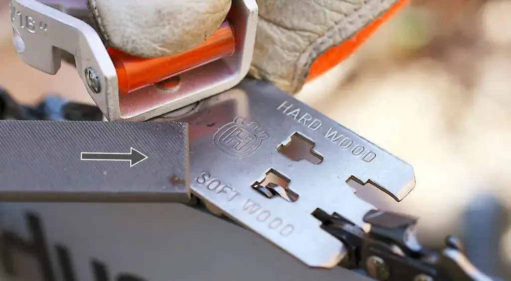 Pod jakim kątem ostrzyć łańcuch pilarki Husqvarna, aby uniknąć uszkodzeń?