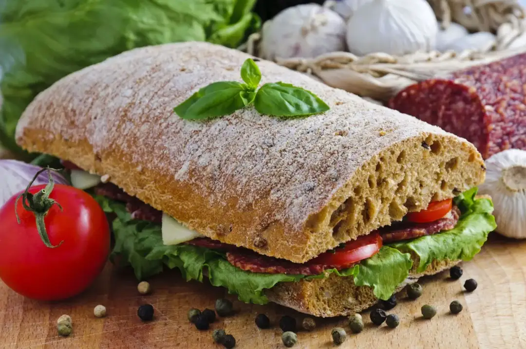 Ile kalorii ma ciabatta? Sprawdź, co może zaskoczyć w jej kaloriach