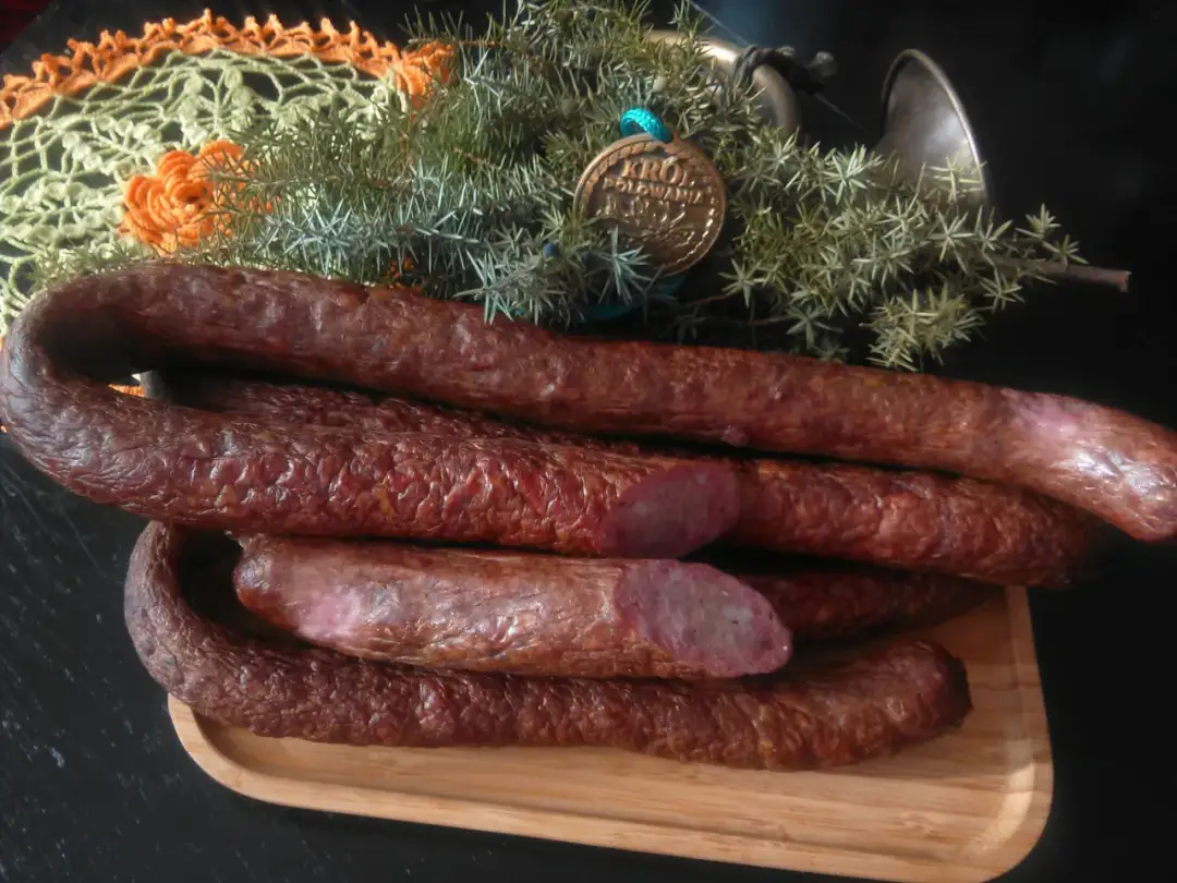Wędzona kiełbasa z dzika, idealna na jesienne wieczory. Ten przepis to sekretne dziedzictwo rodzinne.