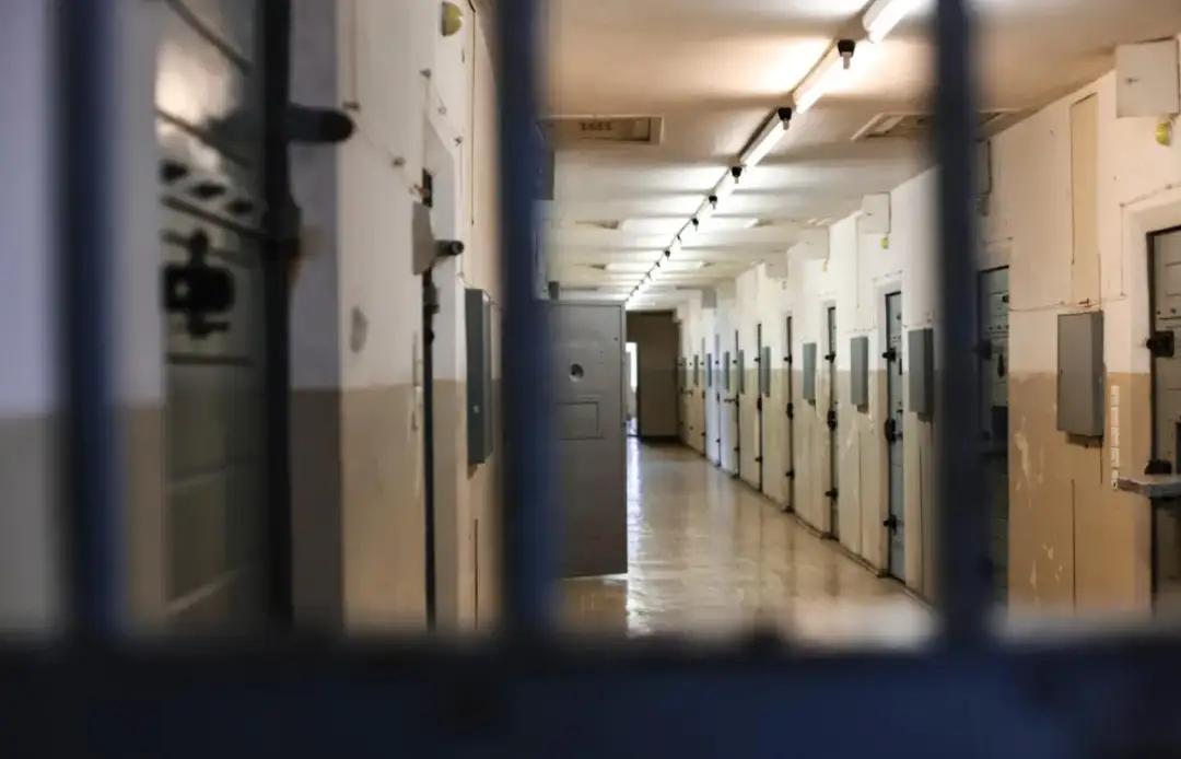 Co oznacza cwel w slangu więziennym: znaczenie, pochodzenie i użycie