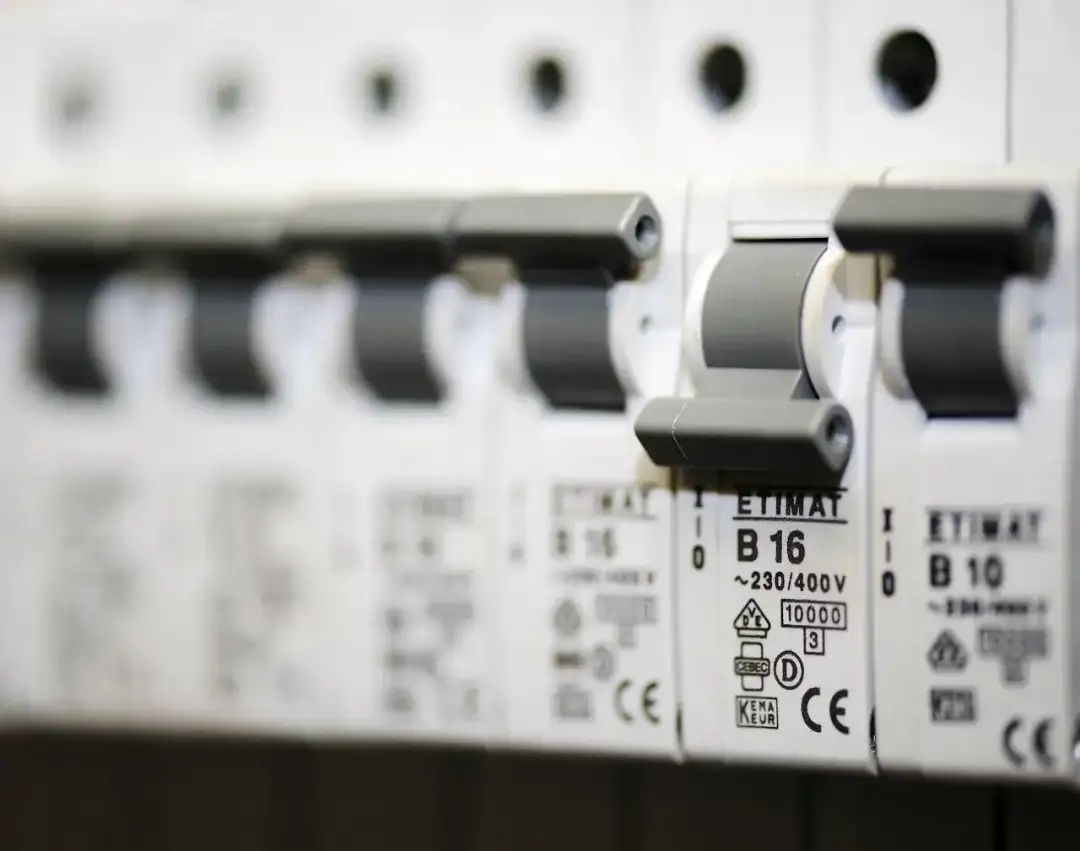 Jaki przewód od licznika do bezpieczników? Oto kluczowe informacje, które musisz znać