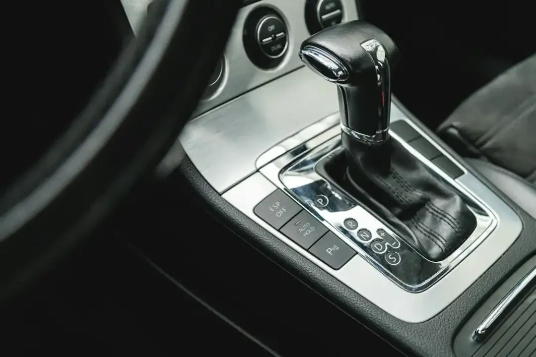 Czy automat ma sprzęgło? Odkryj różnice między automatami a manualami