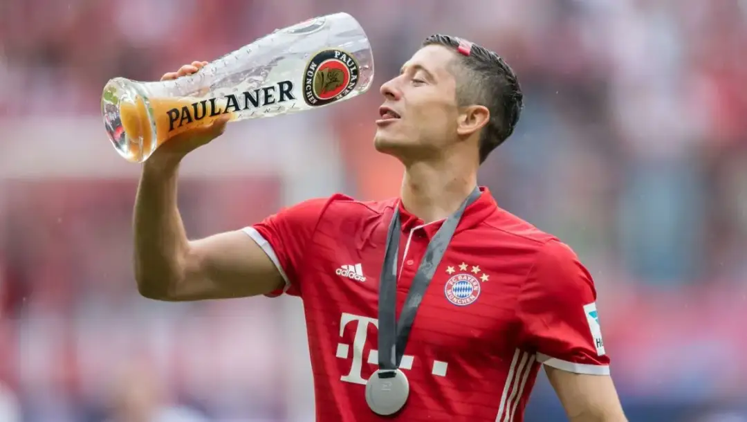 Ile Lewandowski zarabia miesięcznie? Zaskakujące fakty o jego dochodach