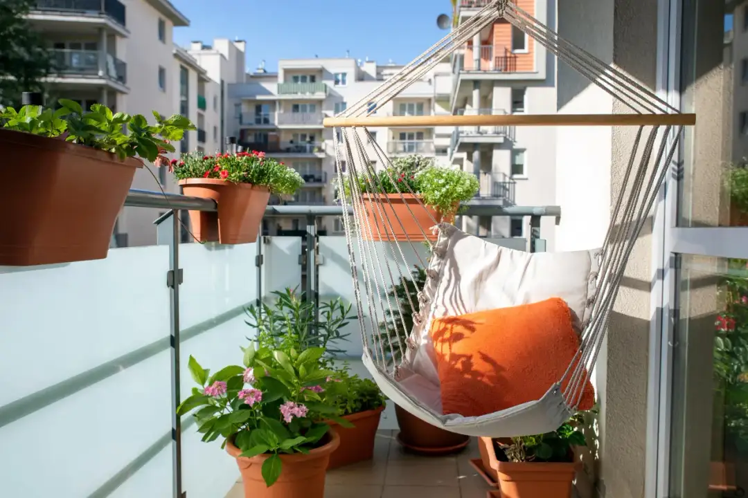 Mini balkon w bloku: 7 sekretów na stworzenie oazy spokoju