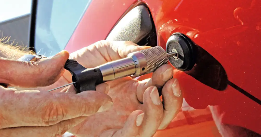 Jak otworzyć auto bez kluczyków? Sprawdzone metody i koszty