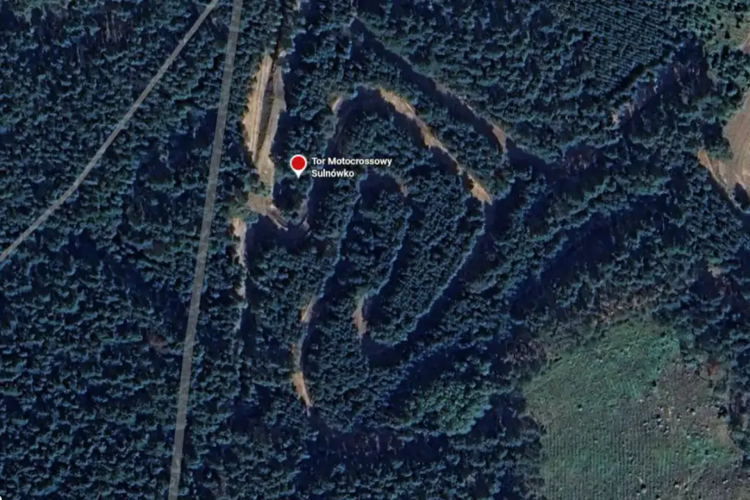 Widok z lotu ptaka na tor motocrossowy w lesie, z zaznaczonym punktem "Tor Motocrossowy Sulnówko".