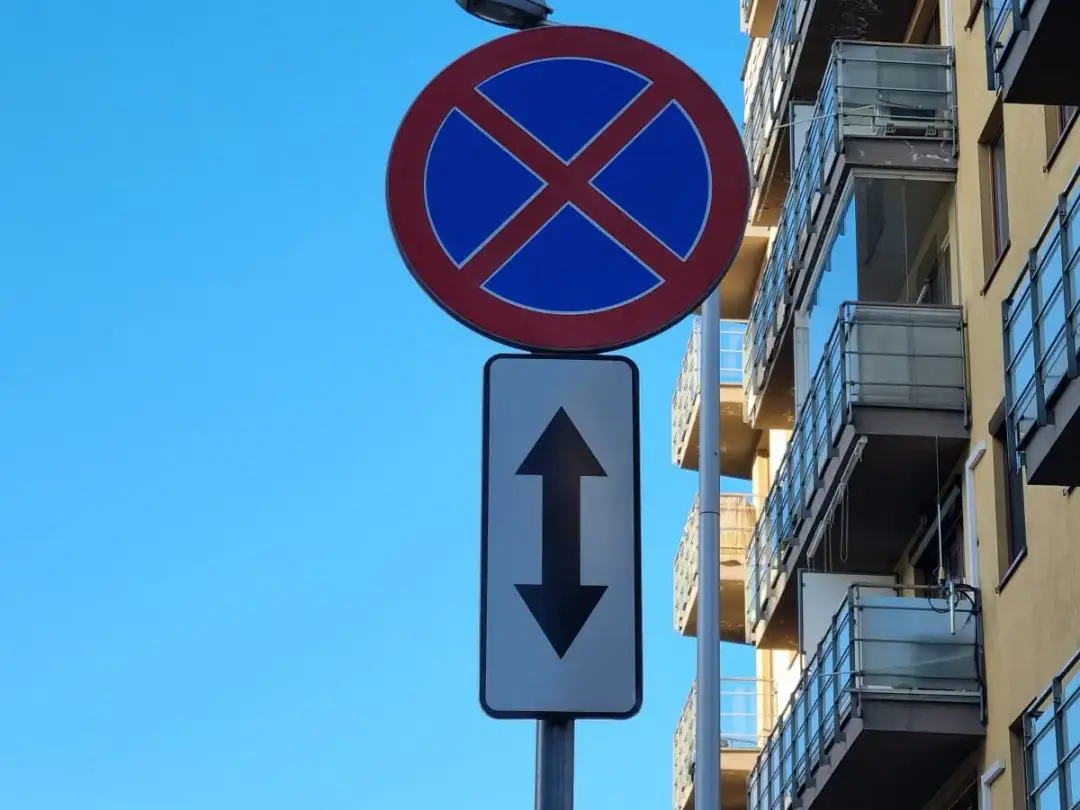 Zakaz parkowania przed znakiem - Kiedy wolno stanąć? Poznaj przepisy