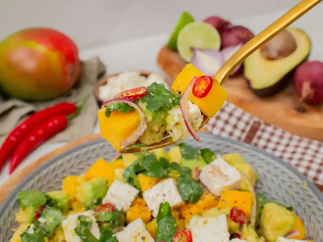 Salat mit Mango - So gelingt die perfekte Balance in nur 10 Minuten