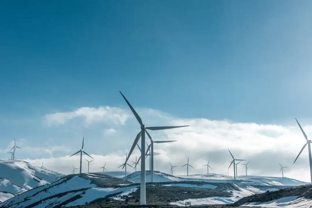 Ile prądu pobiera wiatrak? Sprawdź, jak oszczędzać na rachunkach za energię