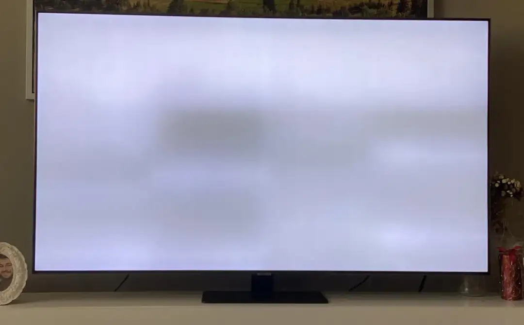 Smugi i nierównomierne podświetlenie ekranu to skutki wyboru taniego telewizora spoza rankingu, jakość matrycy pozostawia wiele do życzenia.