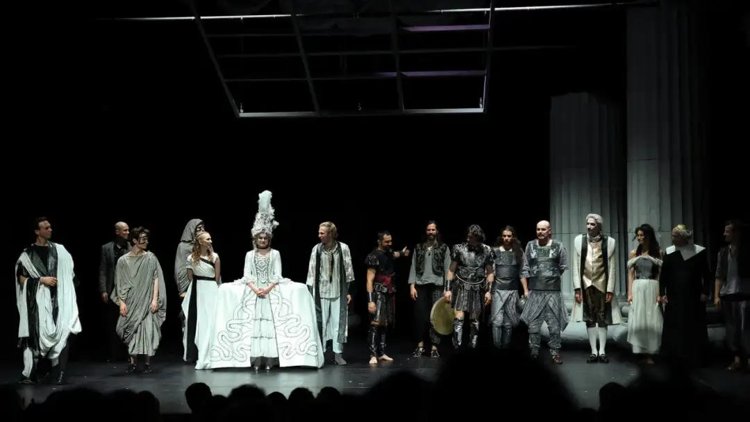 Co to jest teatr? Odkryj jego znaczenie i rolę w sztuce