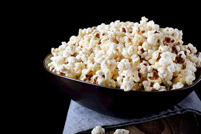 Ile kalorii ma popcorn? Porównaj wszystkie rodzaje i dodatki smakowe