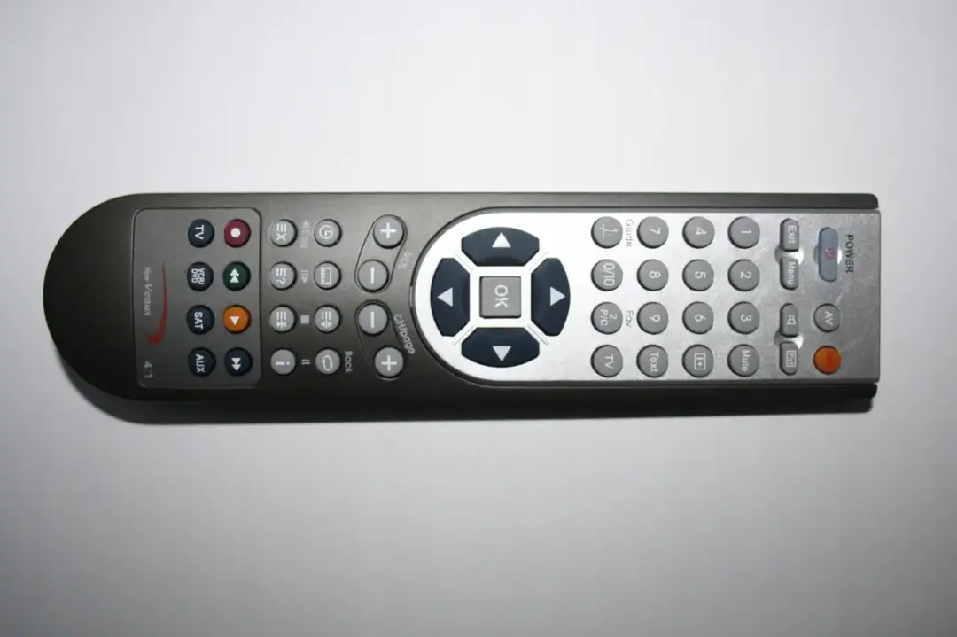 Pilot do telewizora z przyciskami, w tym OK, cyframi i przyciskiem zasilania.