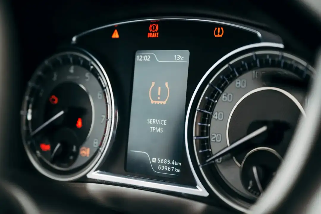 Jak zresetować kontrolkę ciśnienia opon TPMS? Poradnik krok po kroku
