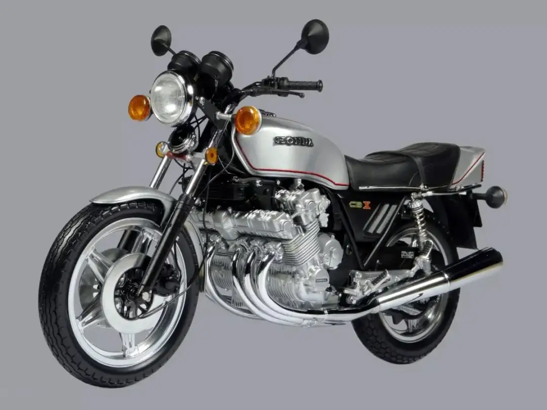 Srebrny motocykl Honda CBX 1000 z potężnym silnikiem sześciocylindrowym, klasyk z lat 80.