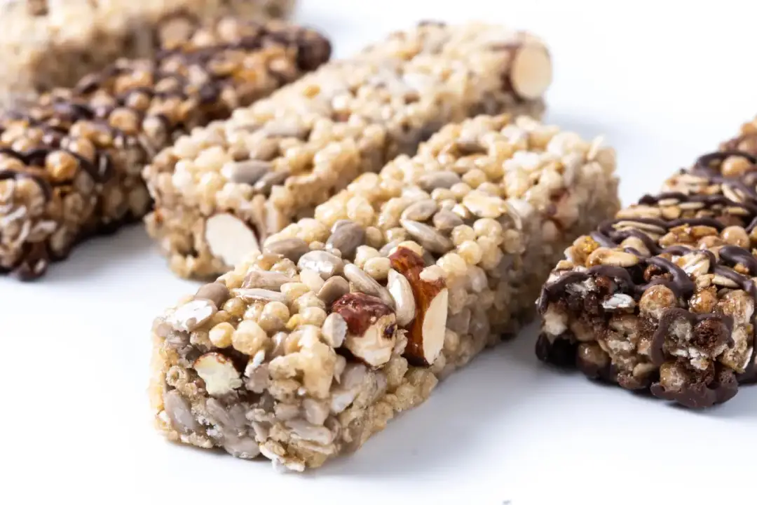 Baton proteinowy przed czy po treningu? Maksymalizuj efekty!