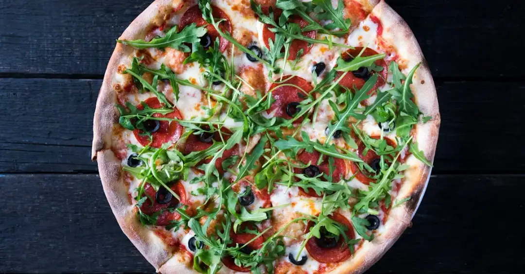 Pizza z gruszką i serem pleśniowym – wyjątkowy smak na każdą okazję