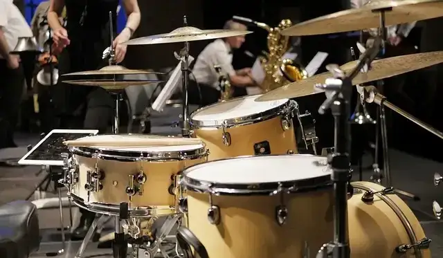 Jak jazzowy instrument perkusyjny kształtuje brzmienie jazzu