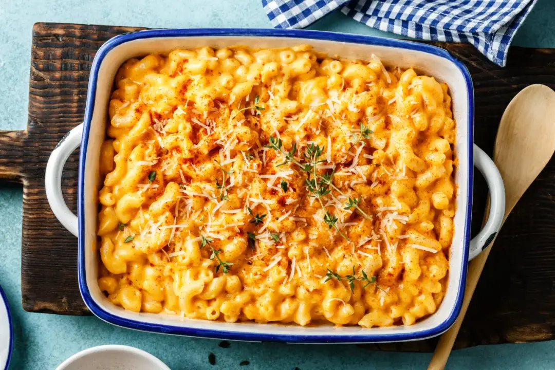 Oryginalny Mac and Cheese: Sekretny przepis na idealny sos i zapiekankę