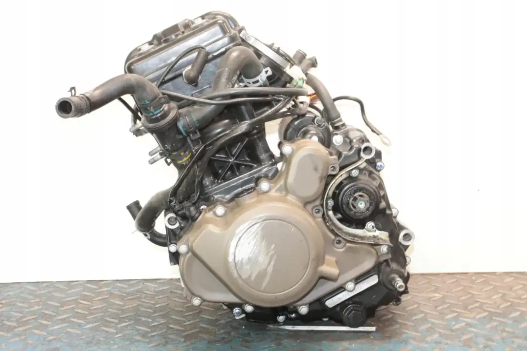 Silnik motocyklowy Husqvarna 125 z widocznymi przewodami i elementami obudowy.