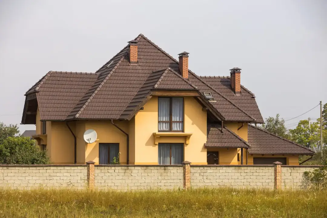Idealna elewacja do brązowego dachu? Zobacz kolory online!