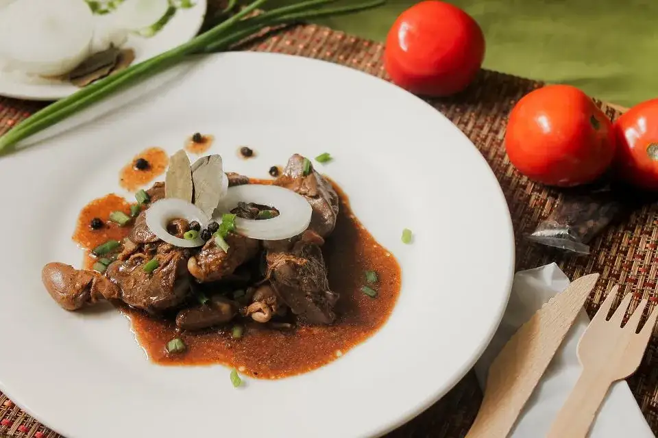 Dlaczego wątróbka strzela przy smażeniu i jak tego uniknąć?