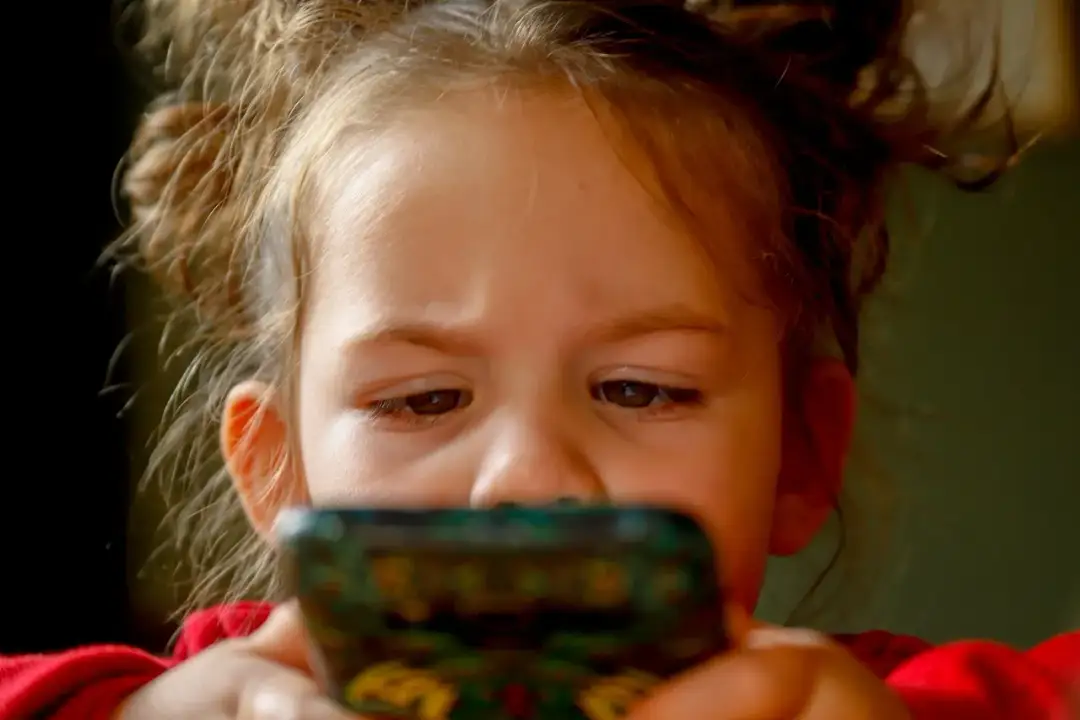 Co bardziej psuje wzrok komputer czy telefon? Sprawdź wpływ na oczy