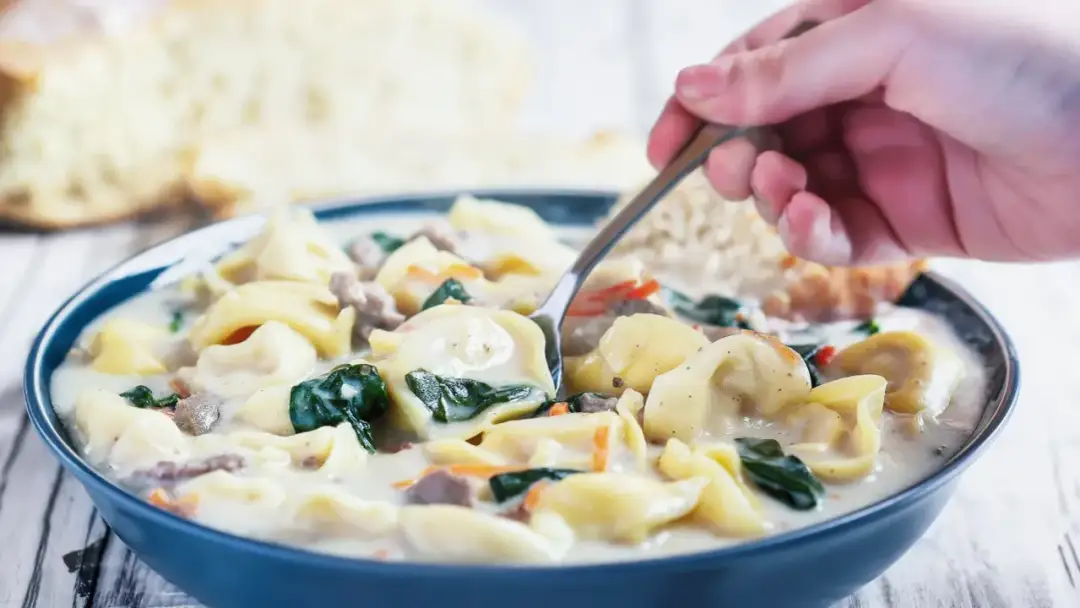 Zupa z tortellini: Szybki przepis, warianty i porady, które musisz znać