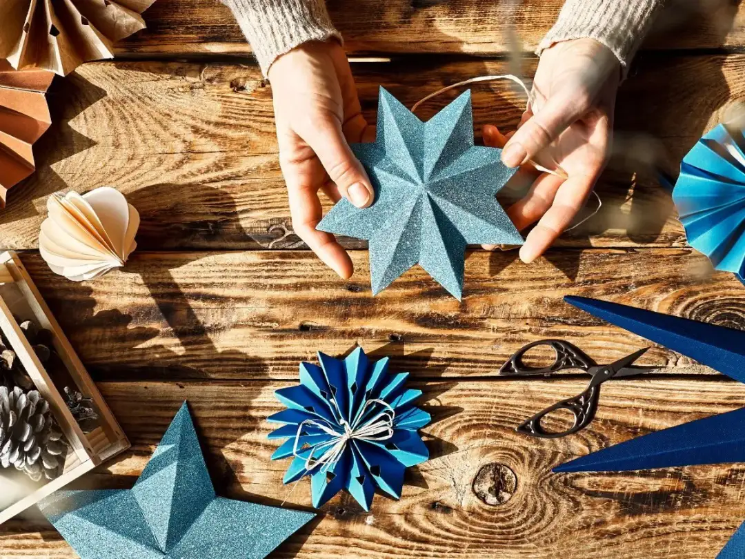 Jak zrobić gwiazdę z papieru? Prosty przewodnik DIY i inspiracje