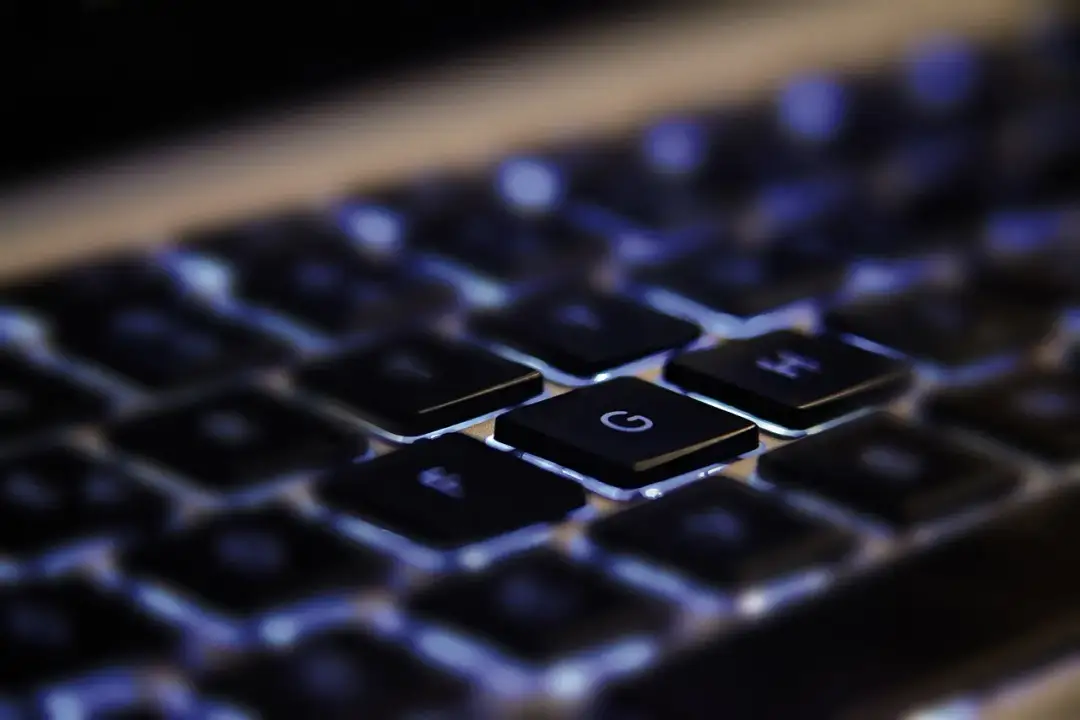 Klawiatura laptopa jak nowa: Jak bezpiecznie i skutecznie ją wyczyścić?
