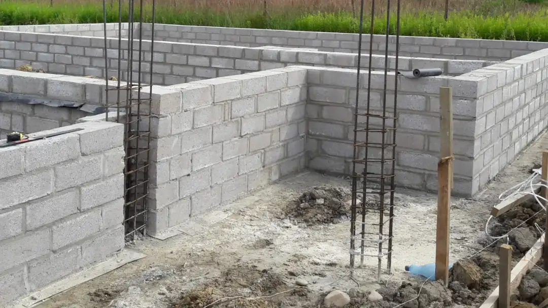 Fundamenty domu w budowie z bloczków betonowych i zbrojenia.