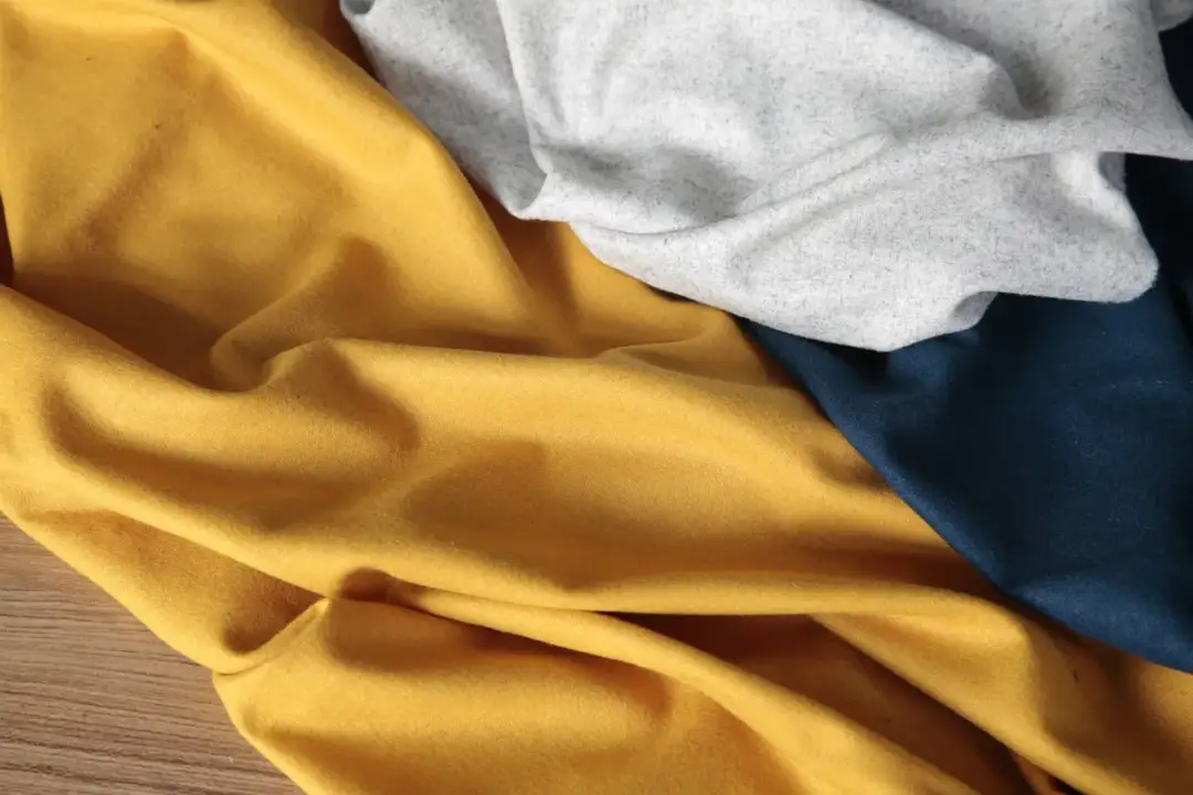 Rayon po polsku: Wiskoza, sztuczny jedwab właściwości i pielęgnacja