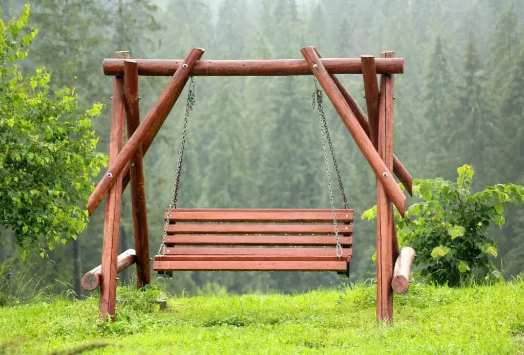 Jak zbudować bezpieczny stelaż huśtawki ogrodowej? Poradnik DIY