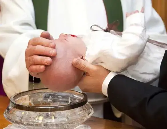 Chrzest bez mszy czy jest komunia? Odkryj ważne zasady i wyjątki