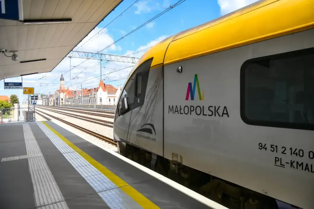 Gdzie kupić bilet na pociąg na lotnisko Balice bez stresu?